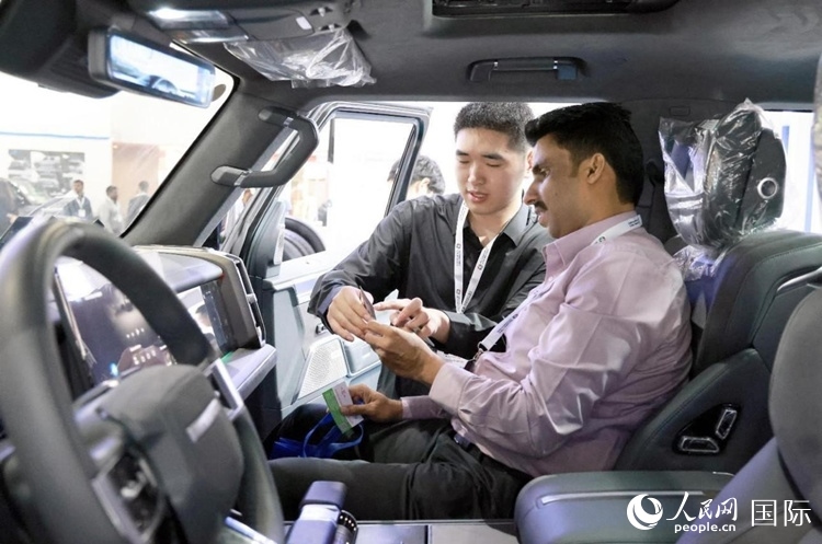 客戶在了解中國產汽車。人民網記者 管克江攝