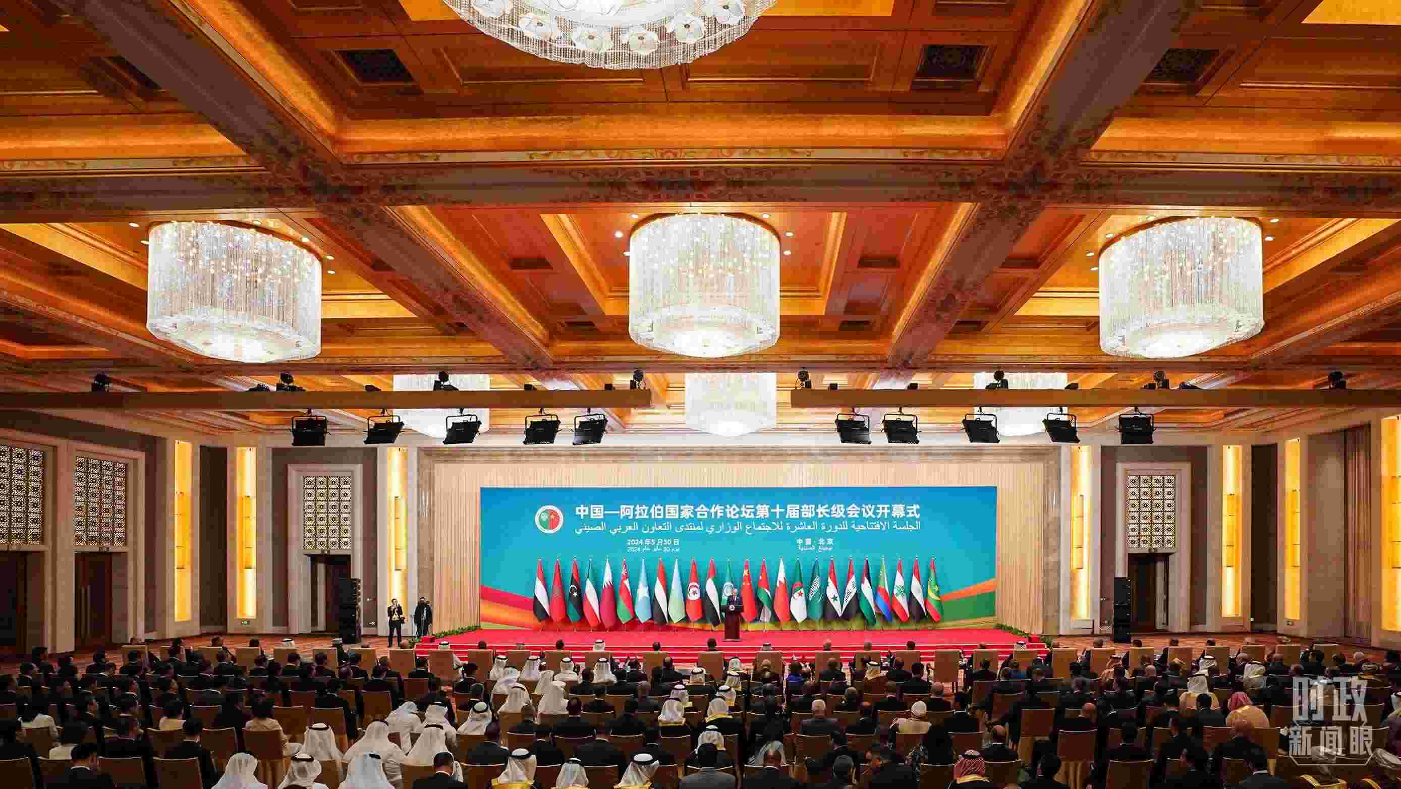 △5月30日開幕式現(xiàn)場，阿盟秘書長蓋特在致辭。（總臺國廣記者李晉拍攝）