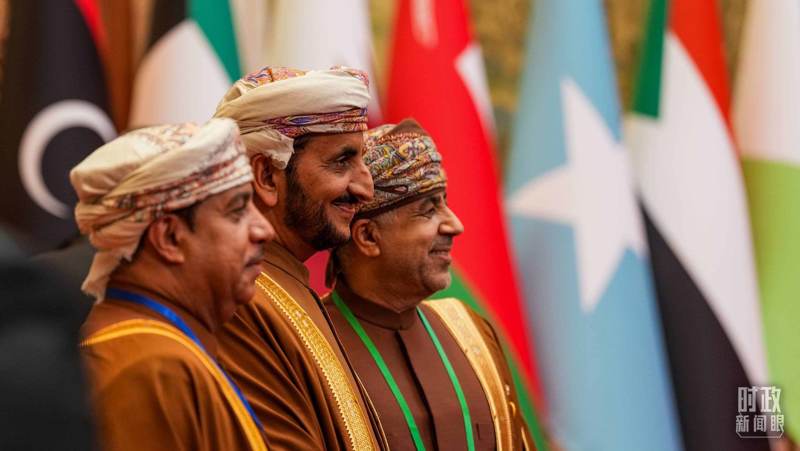 △與會代表在現(xiàn)場合影留念。（總臺國廣記者李晉拍攝）