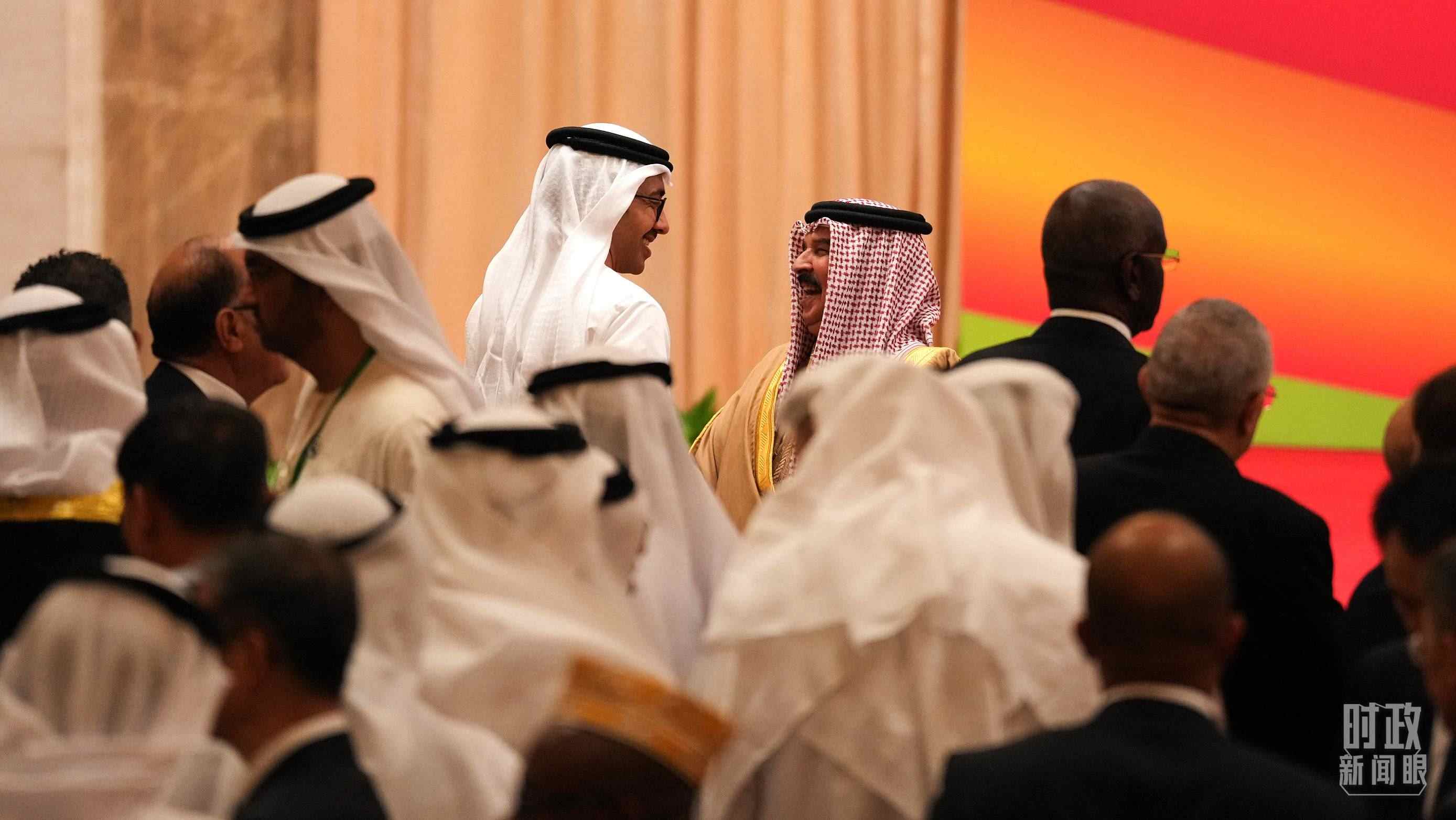 △與會代表在交談。（總臺國廣記者李晉拍攝）