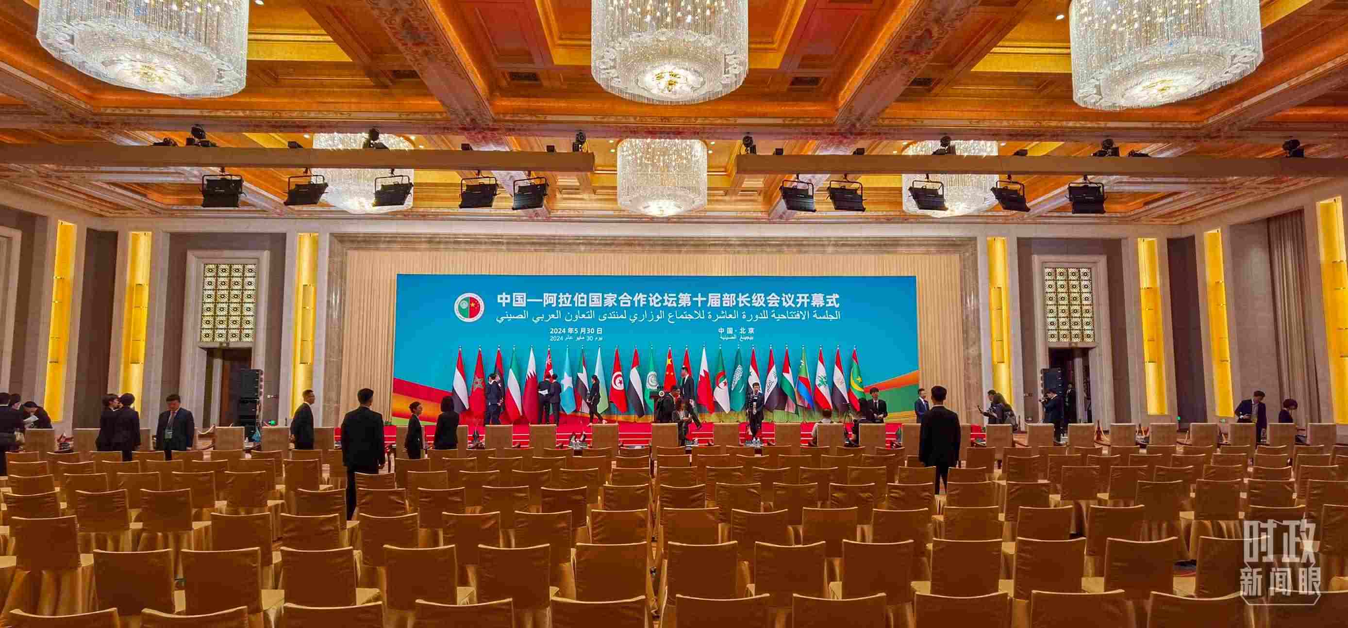 △會議開始前，現(xiàn)場正在進行各項準備工作。（總臺央視記者郭鴻拍攝）