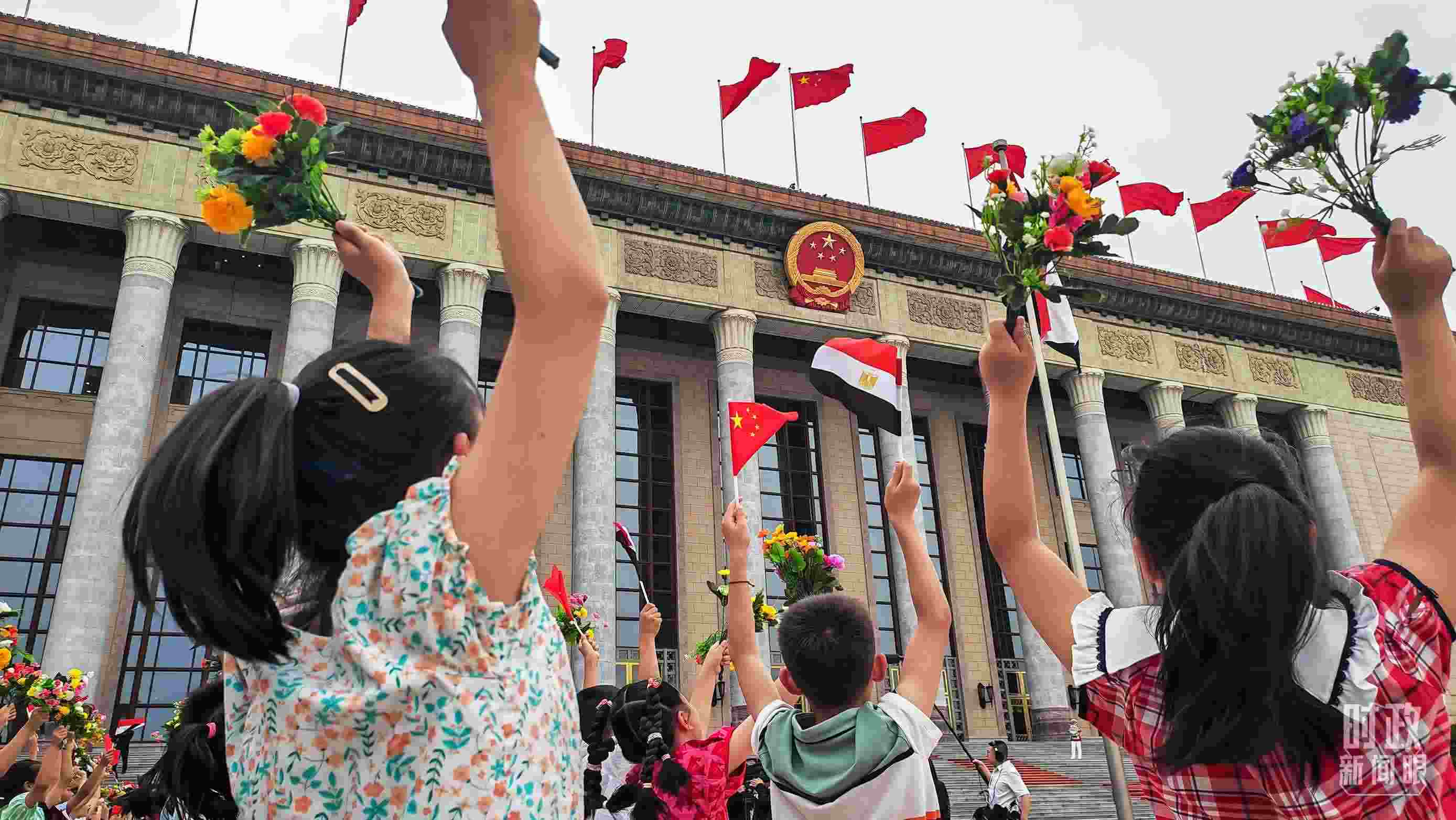 △5月29日下午，習(xí)近平主席舉行儀式歡迎埃及總統(tǒng)塞西訪華。圖為歡迎儀式現(xiàn)場的少年兒童。（總臺央視記者劉琦拍攝）