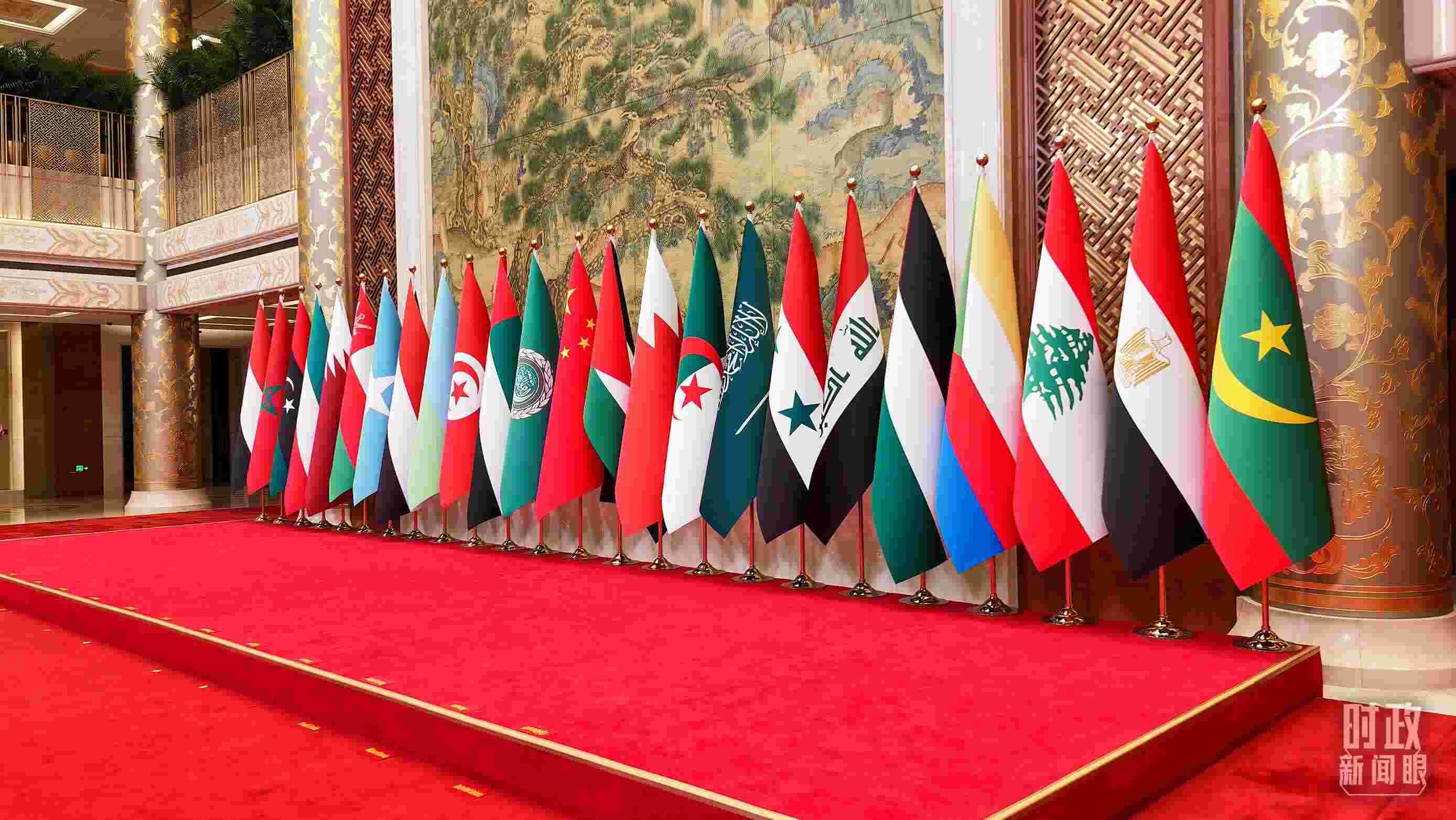 △會議現(xiàn)場的旗陣。（總臺央廣記者馬喆拍攝）