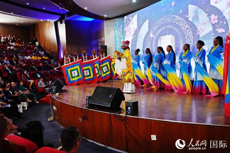 開幕式前，內(nèi)羅畢大學孔子學院學生進行文藝表演。人民網(wǎng)記者 黃煒鑫攝