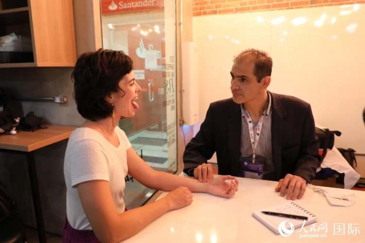 在巴西米納斯吉拉斯州首府貝洛奧里藏特開辦診所的中醫(yī)師保羅·貢扎爾韋斯，正在把脈并觀察舌苔。人民網(wǎng)記者 陳一鳴攝