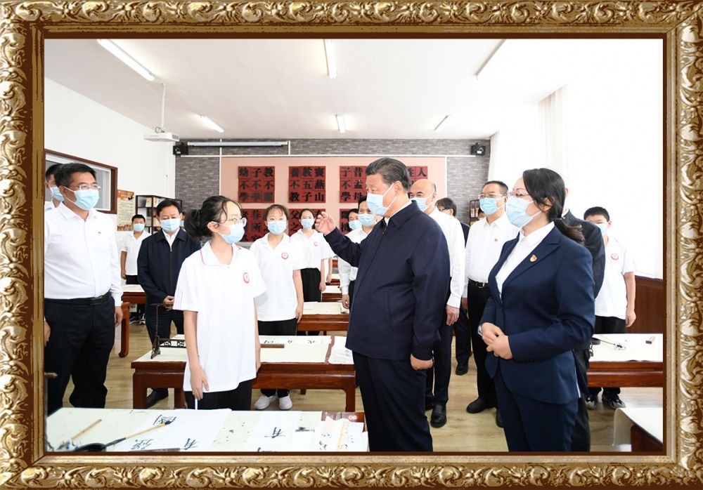 2021年9月13日至14日，習(xí)近平總書記在陜西省榆林市考察。14日上午，習(xí)近平在綏德實(shí)驗(yàn)中學(xué)考察時(shí)，同正在練習(xí)書法的學(xué)生親切交流。