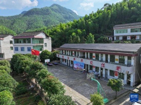 這是5月28日拍攝的湖南省衡陽市衡陽縣岣嶁鄉(xiāng)妙溪小學(xué)（無人機(jī)照片）。