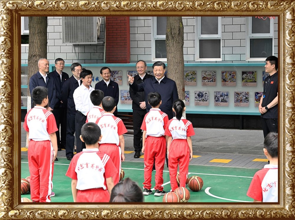 2023年5月31日上午，習(xí)近平總書記來到北京育英學(xué)校看望慰問師生，在籃球場(chǎng)同正在上體育課的小學(xué)生們親切交流。習(xí)近平親切地說：“現(xiàn)在生活條件好了，孩子們不是要吃得胖胖的，而是要長得壯壯的、練得棒棒的?！? width=