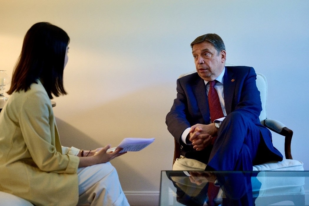 西班牙農(nóng)業(yè)、漁業(yè)和食品大臣普拉納斯接受人民網(wǎng)專訪。西班牙駐華大使館供圖