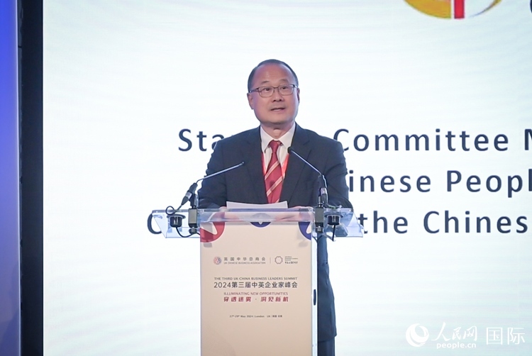 香港中華總商會(huì)會(huì)長(zhǎng)、香港新華集團(tuán)主席蔡冠深致辭。人民網(wǎng) 郭錦標(biāo)攝