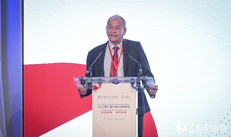 英國(guó)48家集團(tuán)俱樂(lè)部榮譽(yù)主席斯蒂芬·佩里致辭。人民網(wǎng) 郭錦標(biāo)攝