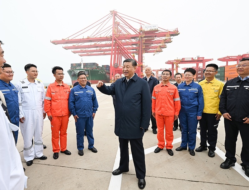 △2024年5月22日，習近平總書記在山東省日照港親切慰問港口科技工作者、運營人員、航運人員。