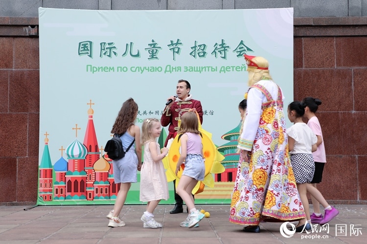 中俄兩國(guó)小朋友共同參與互動(dòng)游戲。人民網(wǎng)記者 隋鑫攝