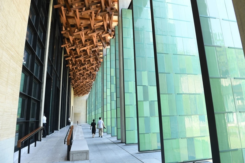 2022年7月23日，杭州國家版本館屋頂?shù)哪緲?gòu)和青瓷門扇相映成趣。