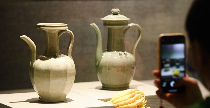 2021年9月14日，浙江省博物館，觀眾在拍攝北宋龍泉窯執(zhí)壺（左）和龍泉青瓷藝人劉杰制作的執(zhí)壺。