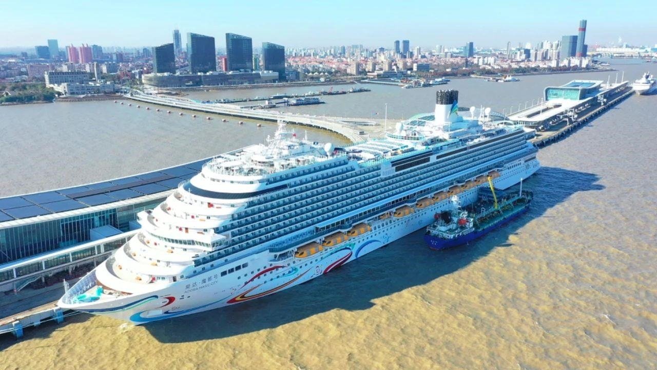 △2024年1月1日，國產(chǎn)首艘大型郵輪“愛達(dá)·魔都號”從上海吳淞口國際郵輪港開啟商業(yè)首航。