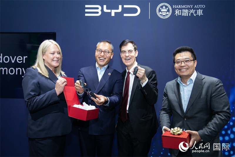兩位英國(guó)消費(fèi)者獲得新車鑰匙。人民網(wǎng)記者 許立群攝影