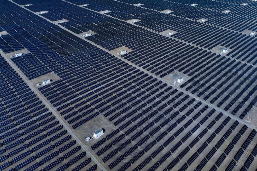 這是2024年4月15日在青海省海南藏族自治州共和縣塔拉灘綠色產(chǎn)業(yè)發(fā)展園區(qū)拍攝的光伏電站。新華社記者 張龍 攝