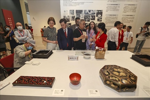2023年5月28日，北京，推光漆器匠人為駐華使節(jié)展示技藝。