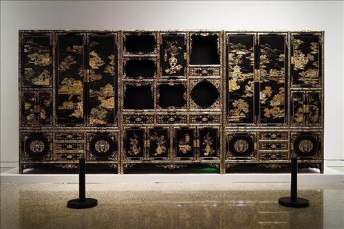 2023年7月9日，北京，中國工藝美術(shù)館·中國非物質(zhì)文化遺產(chǎn)館，“山西特色專業(yè)鎮(zhèn)·平遙非遺雙寶中華行”展覽展出的推光漆器作品。