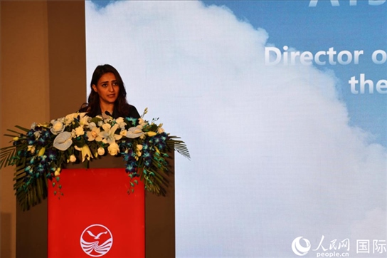 阿聯(lián)酋經(jīng)濟(jì)部旅游司司長(zhǎng)艾莎·阿菲菲致辭。人民網(wǎng)記者張志文攝