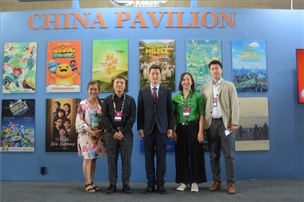 相關(guān)公司代表與中國駐里約熱內(nèi)盧總領(lǐng)館商務(wù)參贊敬艷輝在中國聯(lián)合展臺前合影。中廣國際公司供圖