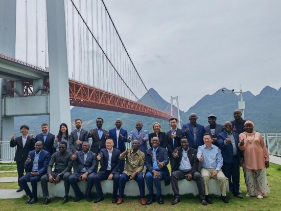 使節(jié)團(tuán)與壩陵河大橋合影。新華社記者 吳思 攝