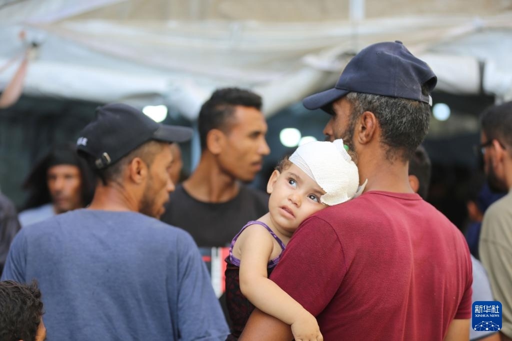 這是6月8日在加沙地帶中部努賽賴特難民營拍攝的傷員。新華社發(fā)（馬爾萬·達(dá)烏德攝）