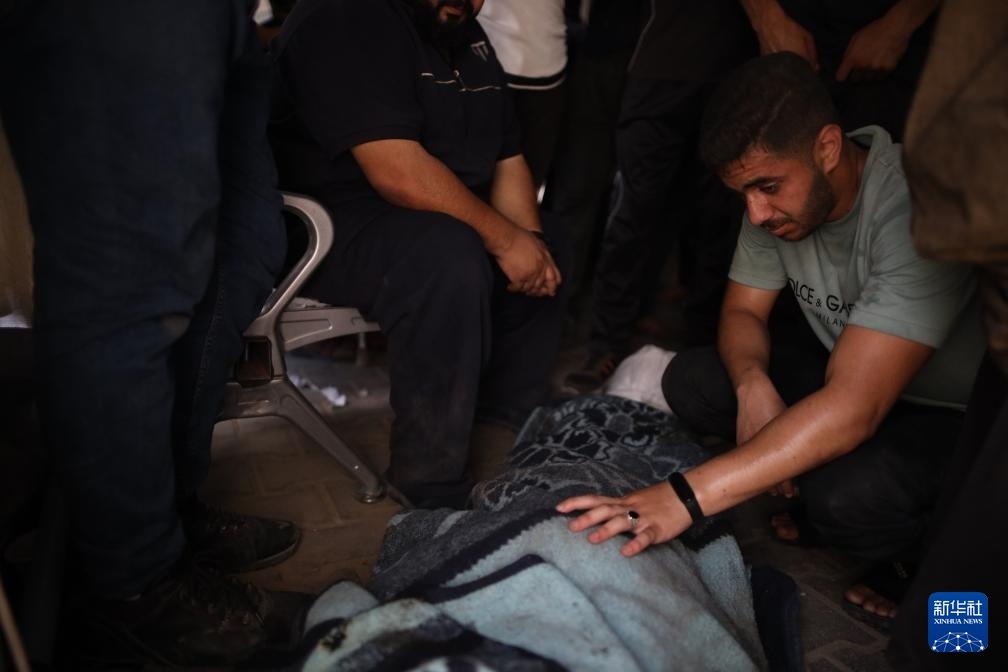 這是6月8日在加沙地帶中部努賽賴特難民營拍攝的以軍襲擊受害者。新華社發(fā)（馬爾萬·達(dá)烏德攝）