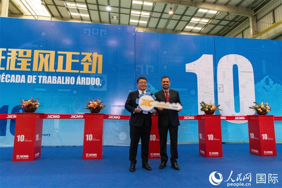 儀式上，徐工巴西制造總經(jīng)理李寒光將第23456臺(tái)產(chǎn)品鑰匙交付給客戶巴西Simak公司首席執(zhí)行官安德森·阿布魯手中。 人民日?qǐng)?bào)社拉美中心分社 威廉·科埃略·維亞納攝