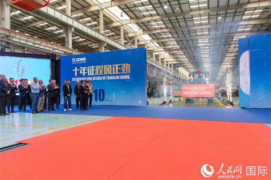 儀式上，米納斯吉拉斯州、波蘇阿雷格里市政府官員，徐工巴西制造的供應(yīng)商、經(jīng)銷(xiāo)商、客戶伙伴、員工代表和在巴中資機(jī)構(gòu)代表等，一起祝賀徐工巴西制造第23456臺(tái)產(chǎn)品下線并交付客戶。 人民日?qǐng)?bào)社拉美中心分社 威廉·科埃略·維亞納攝