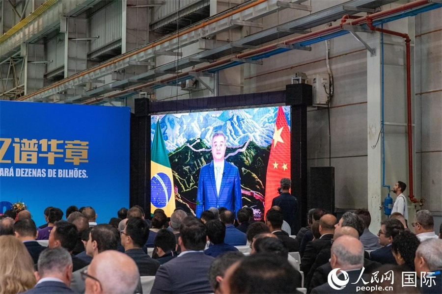 中國(guó)駐巴西大使祝青橋在視頻致辭中表示，徐工在巴西的發(fā)展，是眾多中國(guó)企業(yè)在習(xí)近平主席提出的共建“一帶一路”倡議推動(dòng)下，將中國(guó)的技術(shù)和產(chǎn)業(yè)發(fā)展成果帶往世界，促進(jìn)各國(guó)發(fā)展的縮影。 人民日?qǐng)?bào)社拉美中心分社 威廉·科埃略·維亞納攝