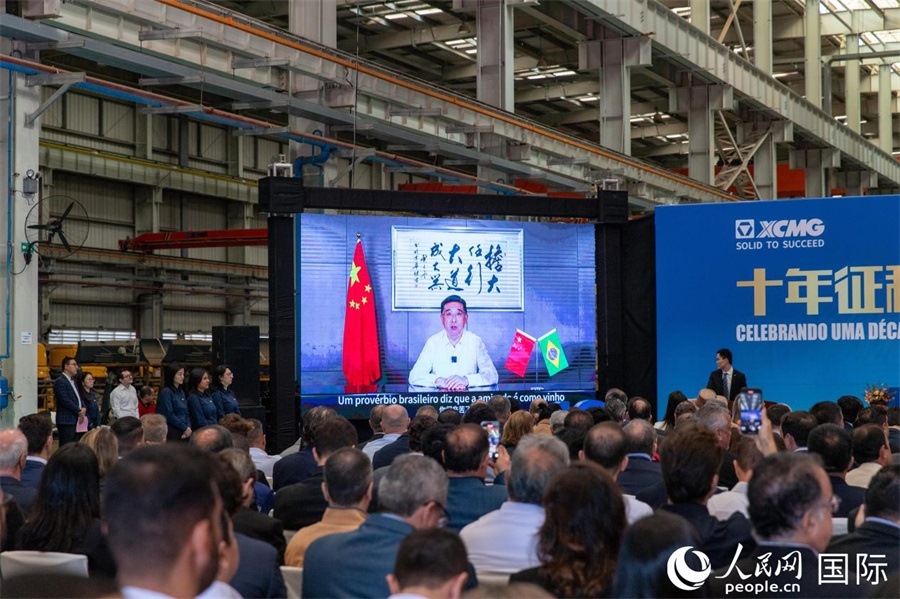 徐工集團(tuán)、徐工機(jī)械董事長(zhǎng)楊東升在視頻致辭中表示，徐工作為中國(guó)工程機(jī)械的排頭兵，堅(jiān)定不移實(shí)施國(guó)際化主戰(zhàn)略，投資運(yùn)營(yíng)的徐工巴西制造基地成為見(jiàn)證中巴友誼的標(biāo)桿示范。 人民日?qǐng)?bào)社拉美中心分社 威廉·科埃略·維亞納攝