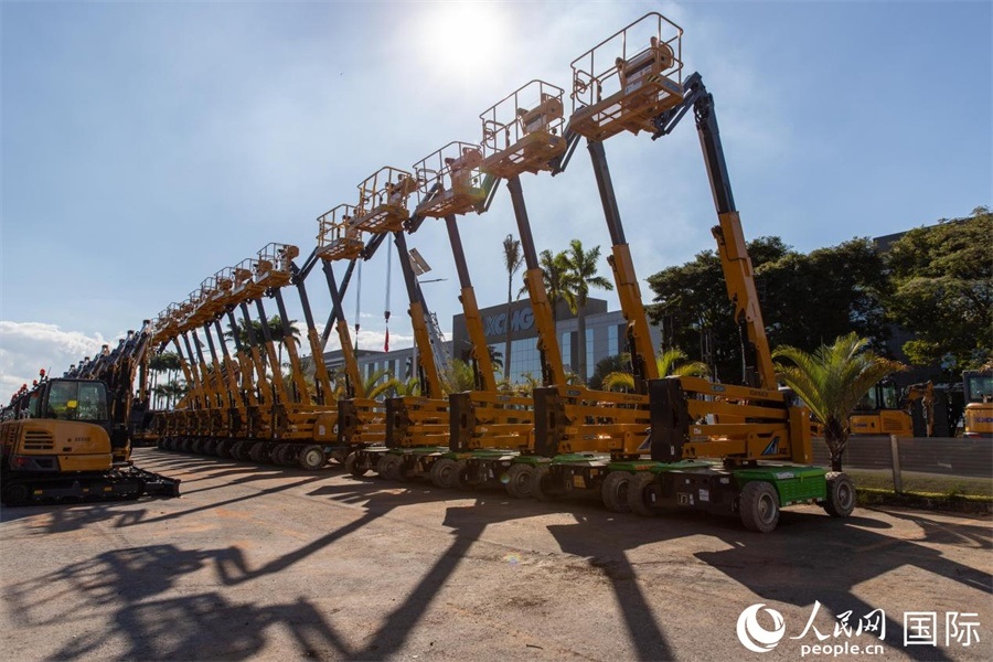 在徐工巴西制造生產(chǎn)基地，一批完成生產(chǎn)的設(shè)備正準(zhǔn)備交付客戶。 人民日?qǐng)?bào)社拉美中心分社 威廉·科埃略·維亞納攝