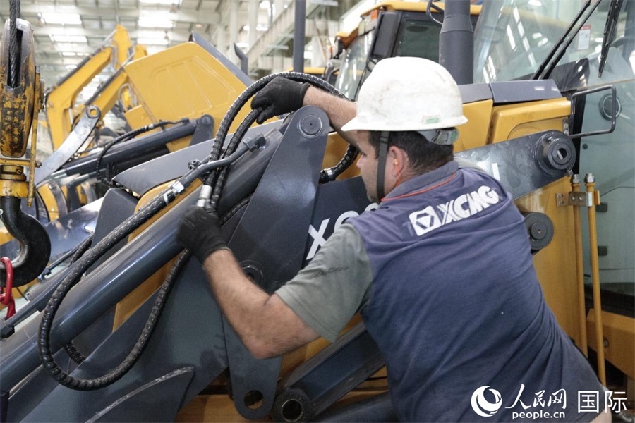 一名徐工巴西制造基地的當(dāng)?shù)貑T工正在進(jìn)行設(shè)備安裝和調(diào)試。 人民日?qǐng)?bào)社拉美中心分社 威廉·科埃略·維亞納攝