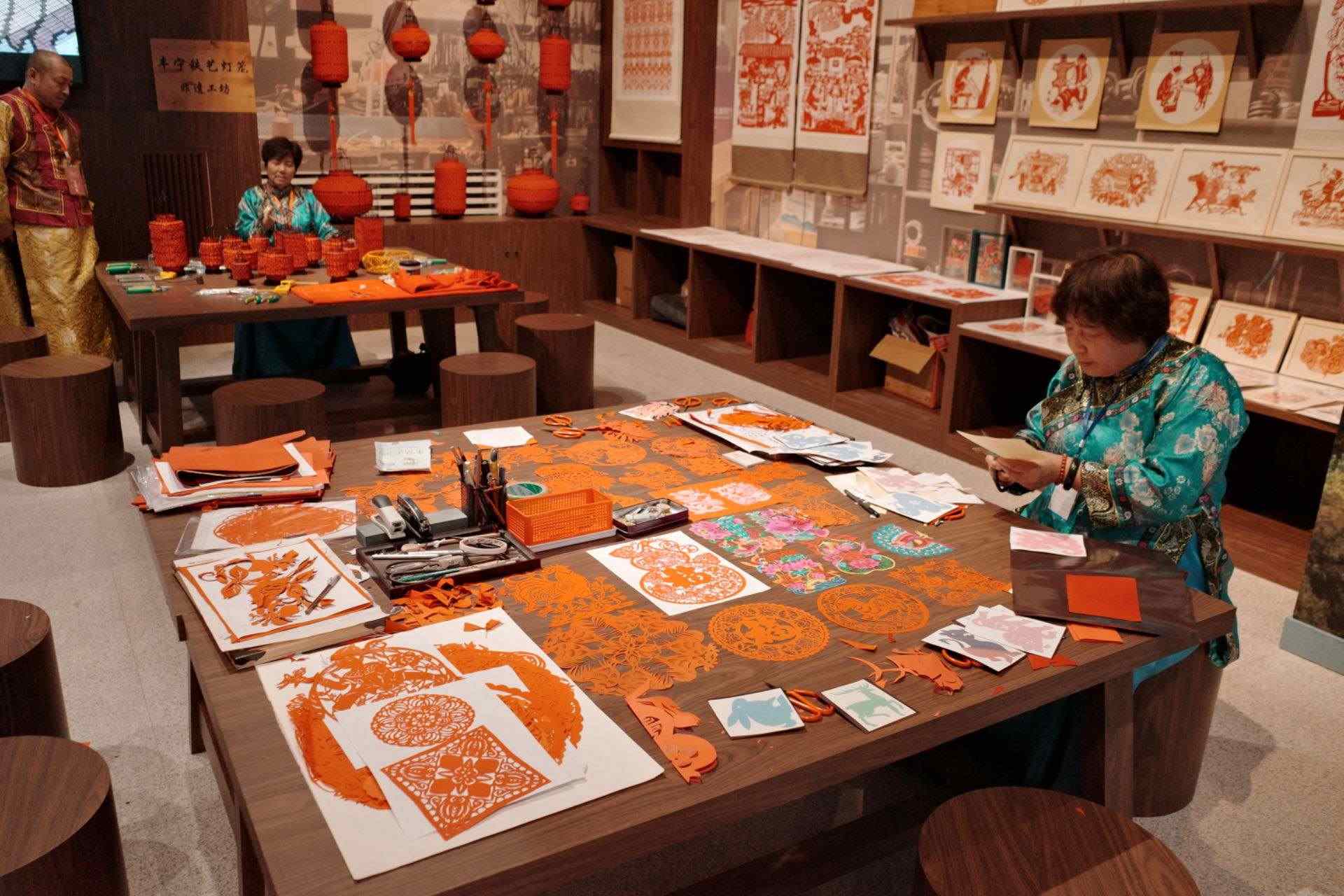 “氣象萬千——中國非遺保護(hù)實(shí)踐主題展”上，非遺傳承人現(xiàn)場展示。人民網(wǎng)記者 劉微攝