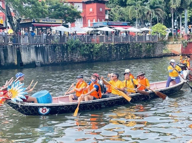 多元種族共同奮輯前進(jìn)，體驗(yàn)在馬六甲河劃龍舟，引來(lái)大批游客駐足圍觀。組委會(huì)供圖