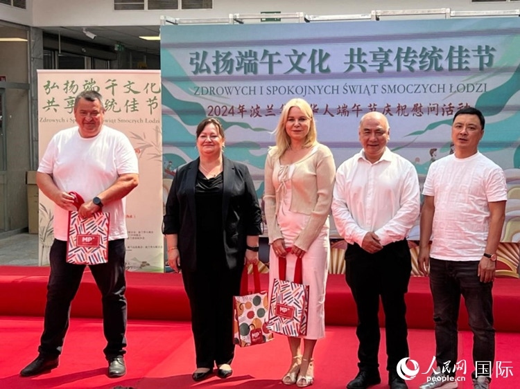 向波蘭友人發(fā)放端午節(jié)慰問品。人民網(wǎng)記者 李增偉攝