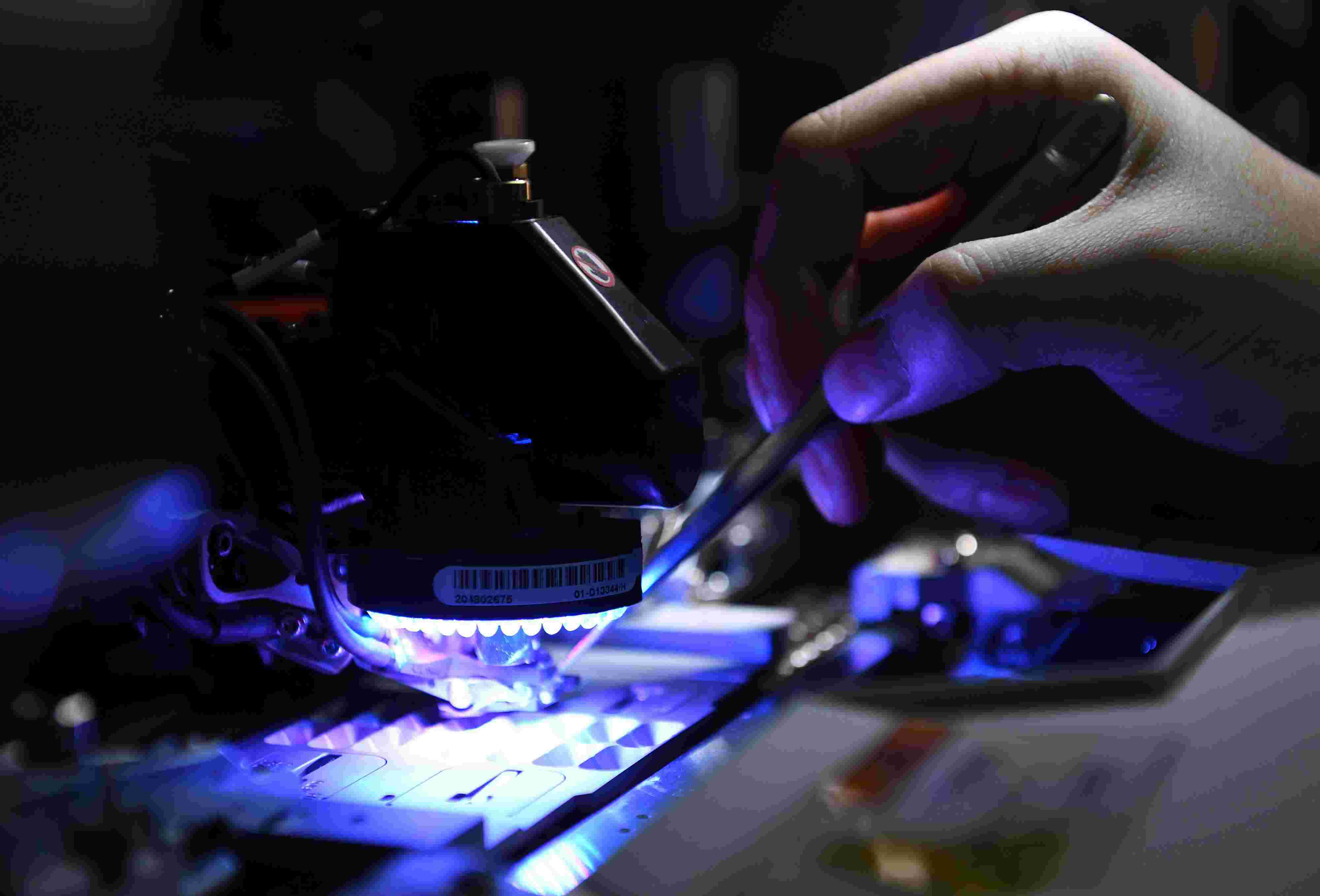 2021年4月24日，安徽馬鞍山，在經(jīng)開(kāi)區(qū)安徽省東科半導(dǎo)體有限公司生產(chǎn)線上，工人正在生產(chǎn)芯片。