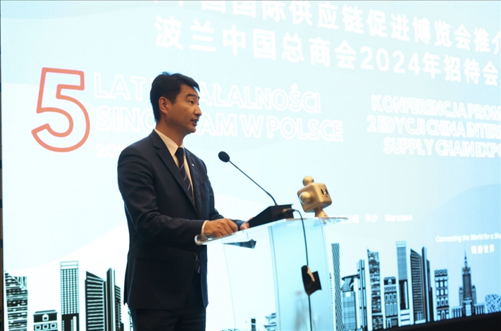 波蘭中國總商會(huì)會(huì)長胡新元致辭。