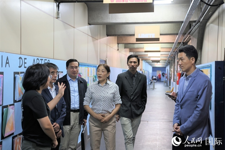 中國駐里約總領(lǐng)館商務(wù)參贊敬艷輝（右一）等嘉賓在里約孔院中方院長孫艷萍（左一）帶領(lǐng)下，參觀薩繆爾·韋納公立學(xué)校的中文教室，了解該校中文教學(xué)軟硬件設(shè)施。人民網(wǎng)記者 時元皓攝