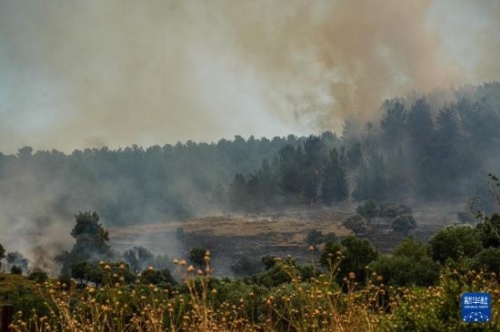  6月12日，以色列北部加利利地區(qū)遭受火箭彈襲擊后冒出滾滾濃煙。新華社發(fā)（阿亞爾·馬戈林?jǐn)z/基尼圖片社）