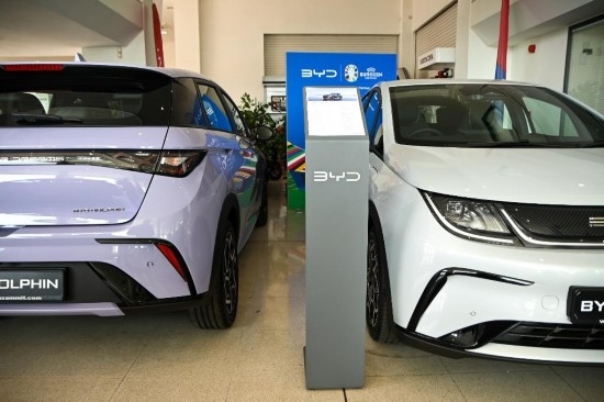 這是5月29日在馬耳他比爾基卡拉拍攝的展示廳里的比亞迪純電動(dòng)汽車。新華社發(fā)（喬納森·博格 攝）