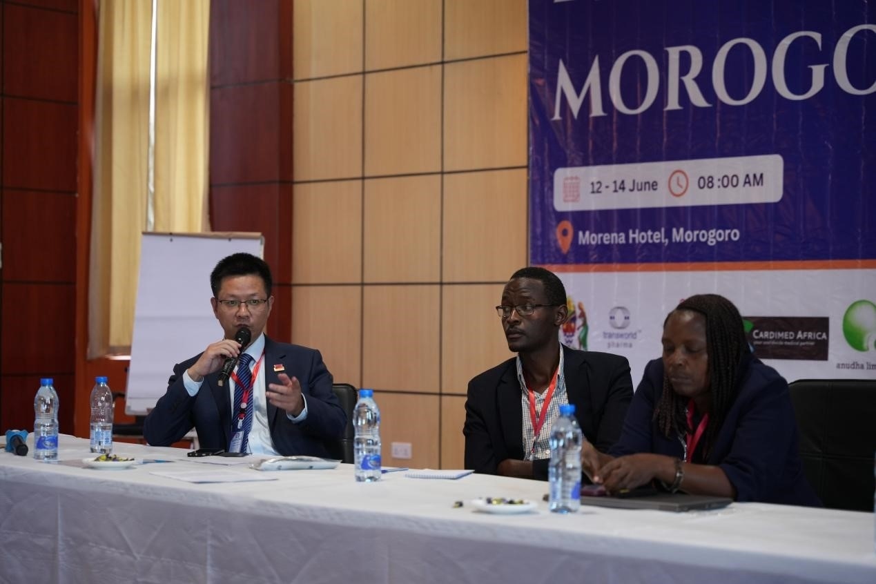 醫(yī)療隊(duì)隊(duì)長(zhǎng)蔣國(guó)慶在解答問(wèn)題中