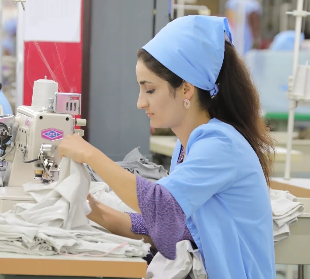 當(dāng)?shù)毓と苏谶M(jìn)行成衣縫紉。胡澤曦?cái)z