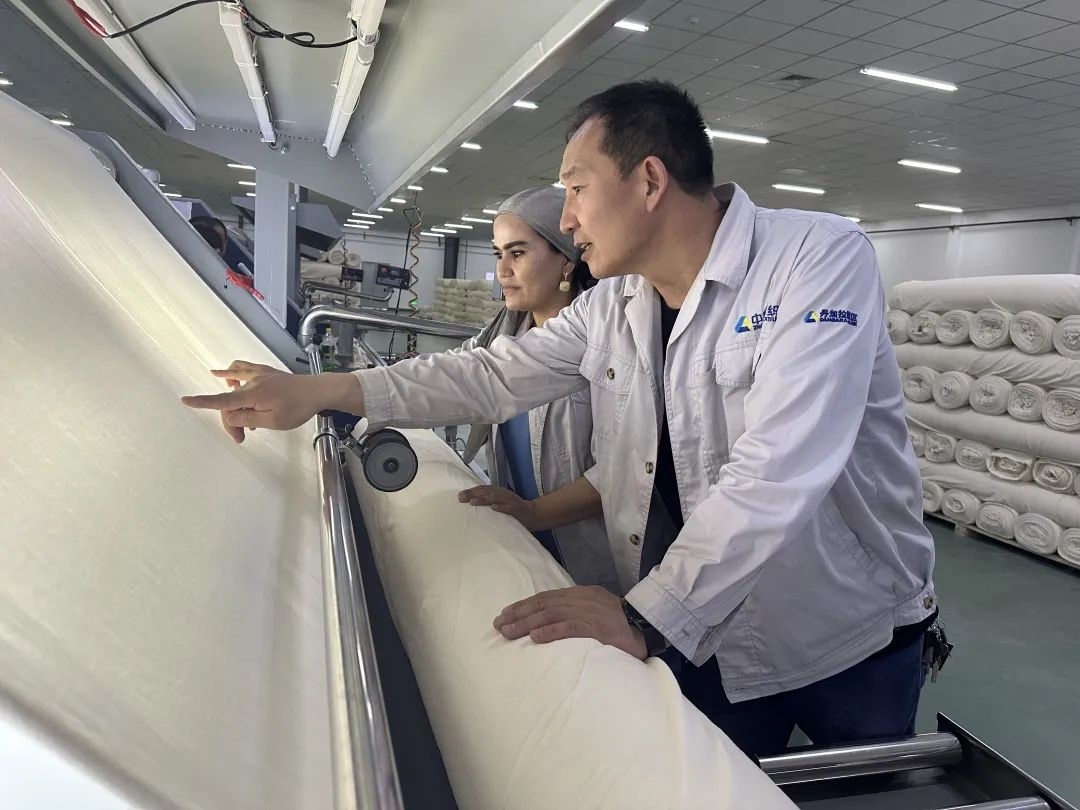 中方技術(shù)人員正在指導(dǎo)當(dāng)?shù)毓と?。屈佩攝