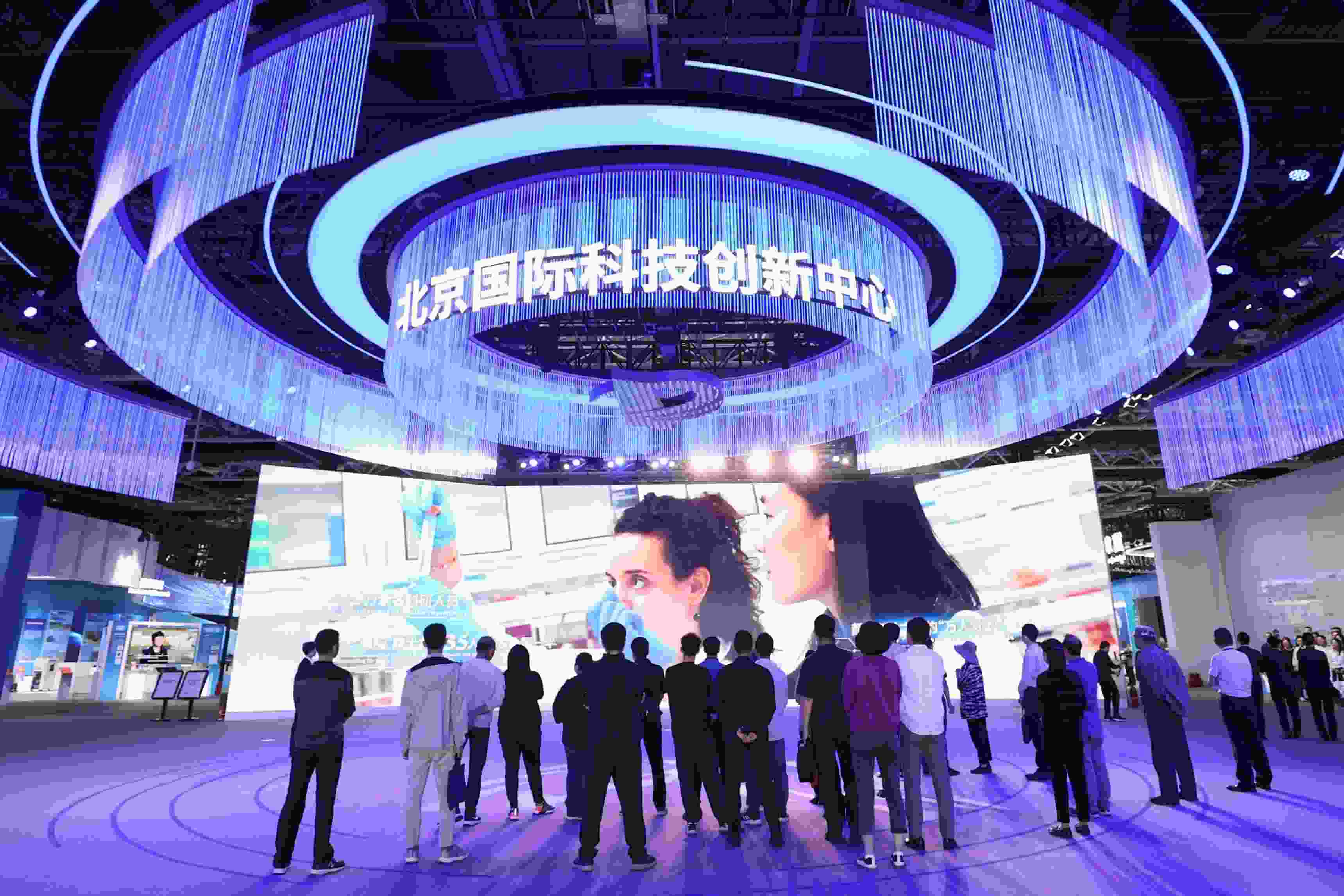 △2024年5月11日，觀眾在中關(guān)村展示中心觀看科技創(chuàng)新宣傳片。