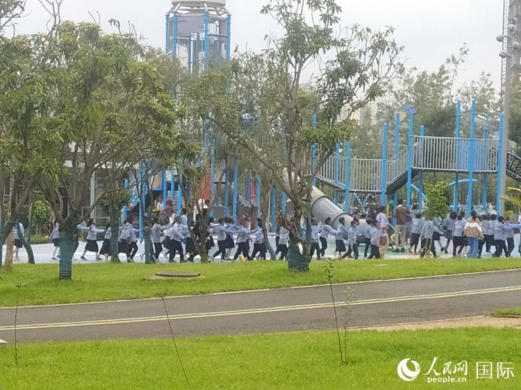 當(dāng)?shù)貎和诠珗@做游戲。人民網(wǎng)記者 黃培昭攝