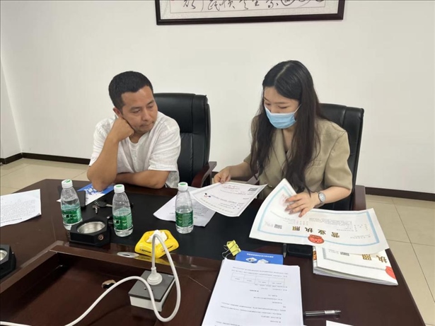 成都市溫江區(qū)市場(chǎng)監(jiān)管局在區(qū)農(nóng)副產(chǎn)品流通交易中心為商戶(hù)上門(mén)辦理“個(gè)轉(zhuǎn)企”登記。成都市市場(chǎng)監(jiān)管局供圖