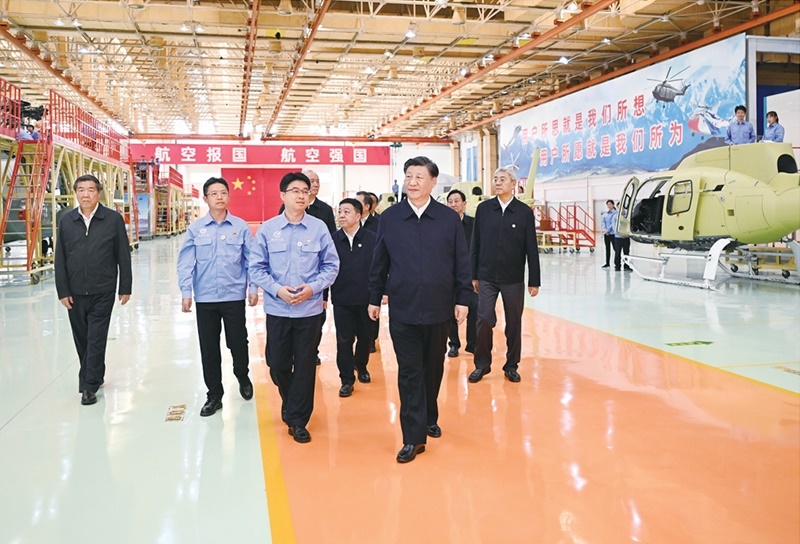 2023年10月10日至13日，中共中央總書記、國家主席、中央軍委主席習近平在江西考察。這是11日上午，習近平在景德鎮(zhèn)市昌河飛機工業(yè)（集團）有限公司考察。 新華社記者 燕雁/攝